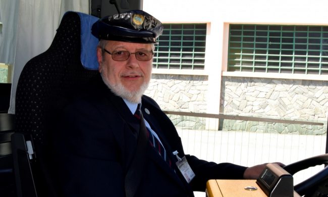 E’ morto il 63 colto da infarto e soccorso dai passanti: era uno storico autista