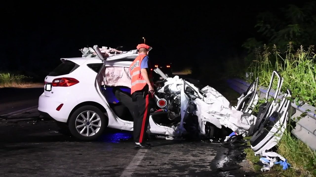 Scontro frontale con un furgone, morti due 28enni FOTO E VIDEO