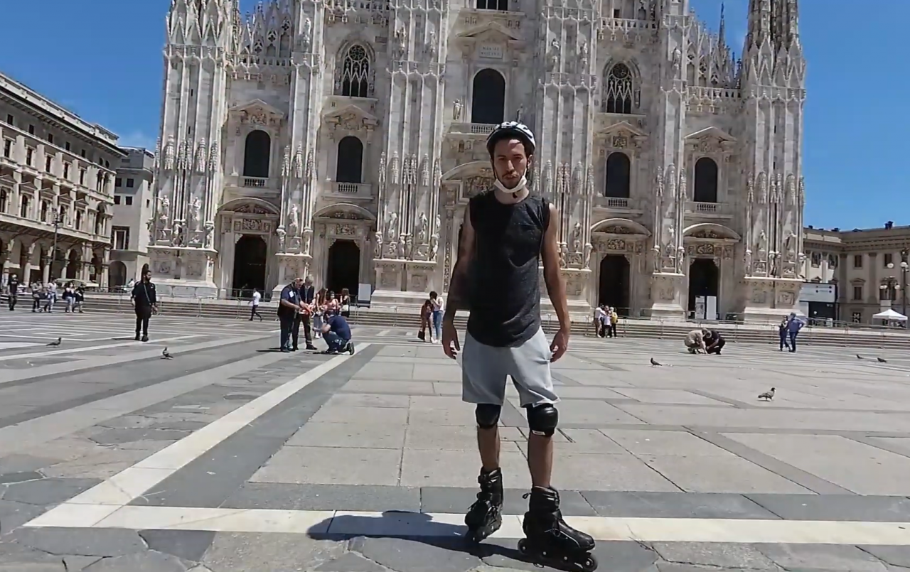 Da casa sua al Duomo di Milano sui pattini a rotelle IL VIDEO