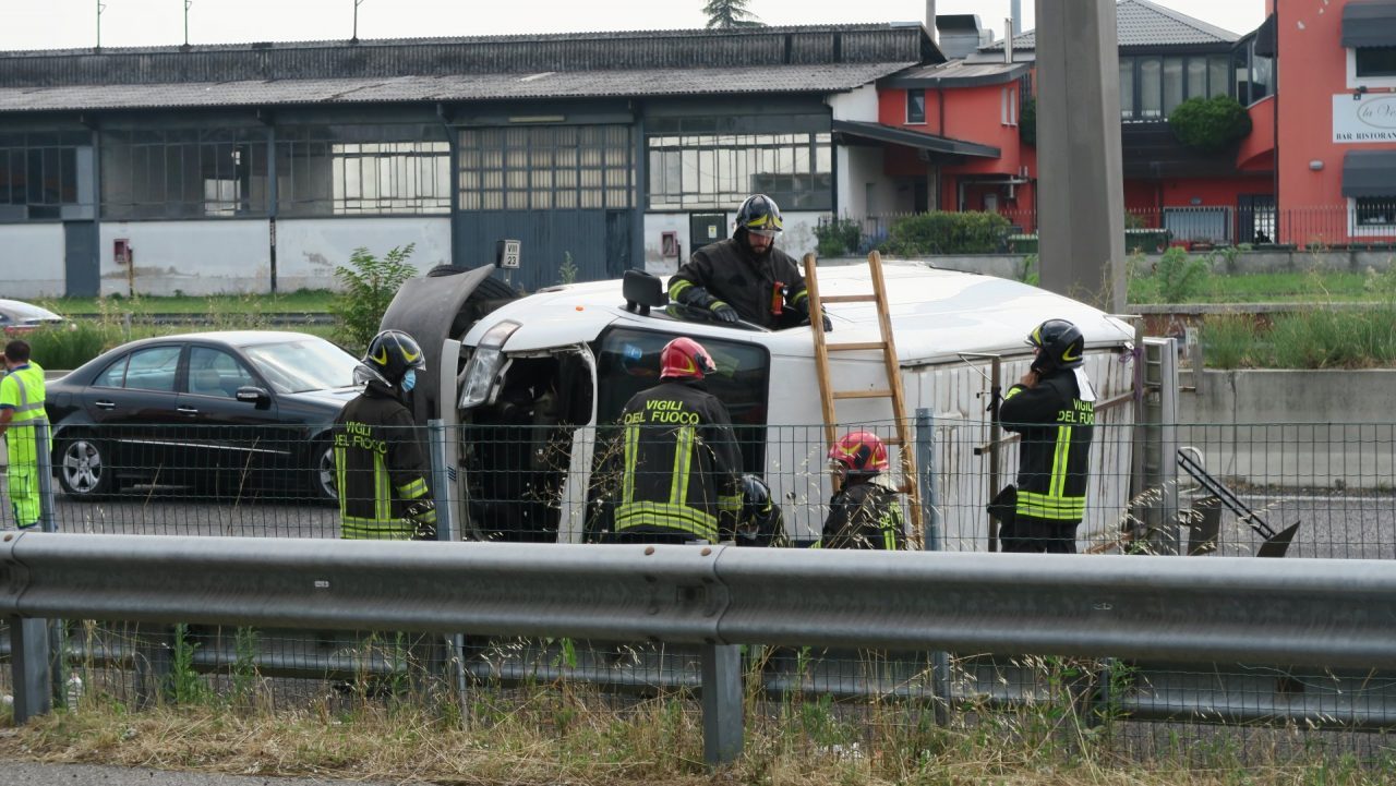 Furgone ribaltato sulla Valassina, traffico in tilt FOTO