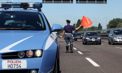 A bordo di un'auto rubata tenta di investire due poliziotti in Statale 36