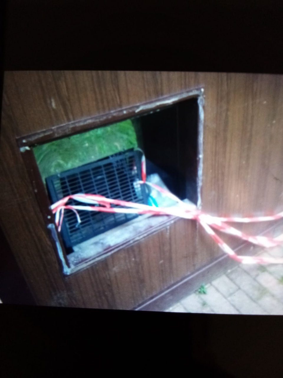 Tentato furto: colpiscono la casetta dell’acqua a picconate LE FOTO