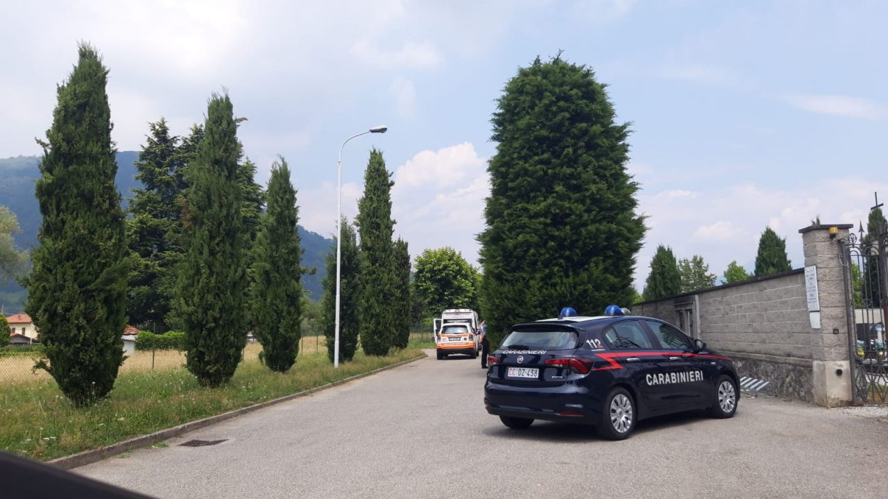 Colto da malore, si accascia fuori dal cimitero FOTO