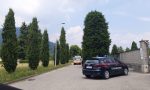 Colto da malore, si accascia fuori dal cimitero FOTO