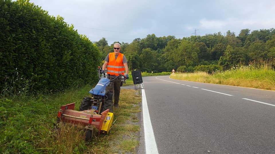 Sindaco giardiniere al lavoro con i consiglieri comunali lungo la Provinciale FOTO