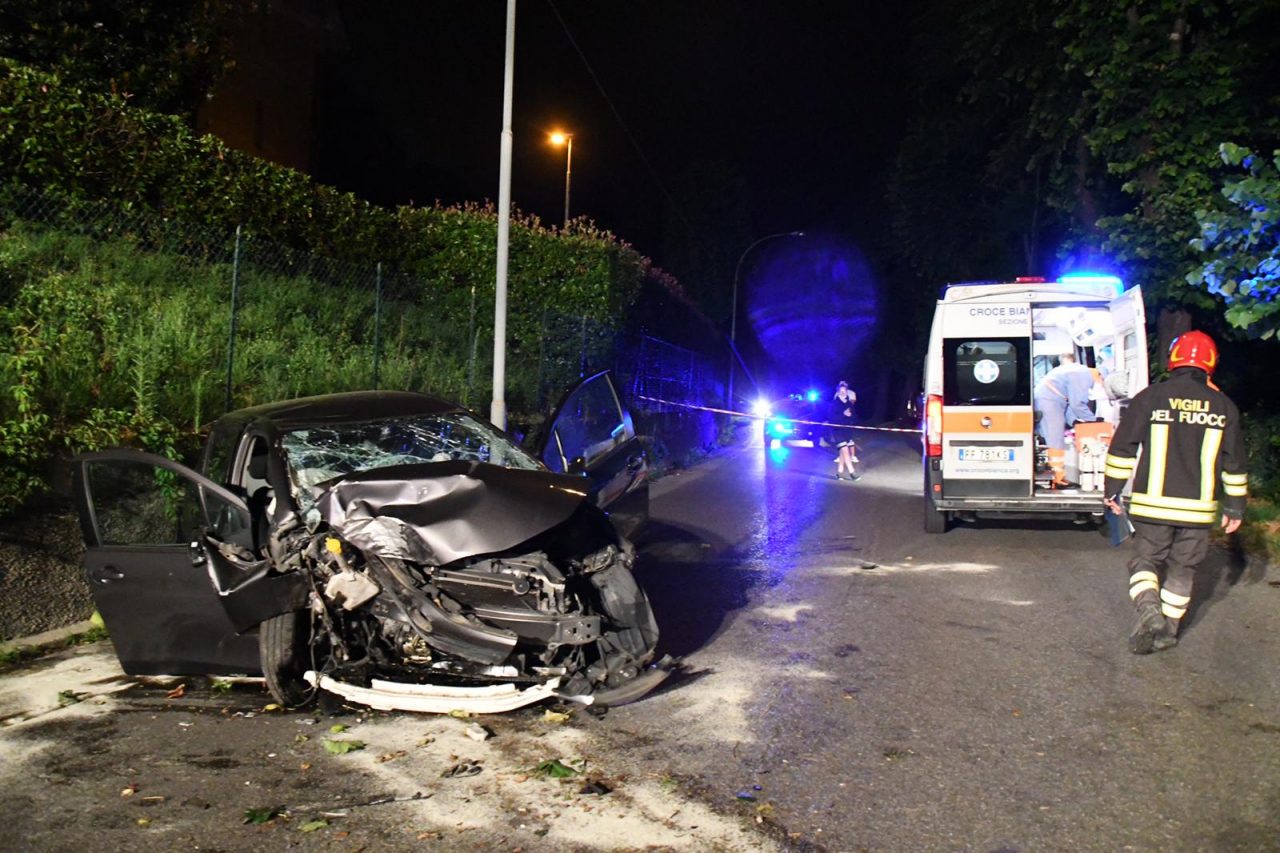 Incidente a mezzanotte: ragazza ferita, auto distrutta contro un albero