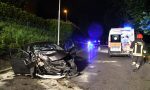 Incidente a mezzanotte: ragazza ferita, auto distrutta contro un albero