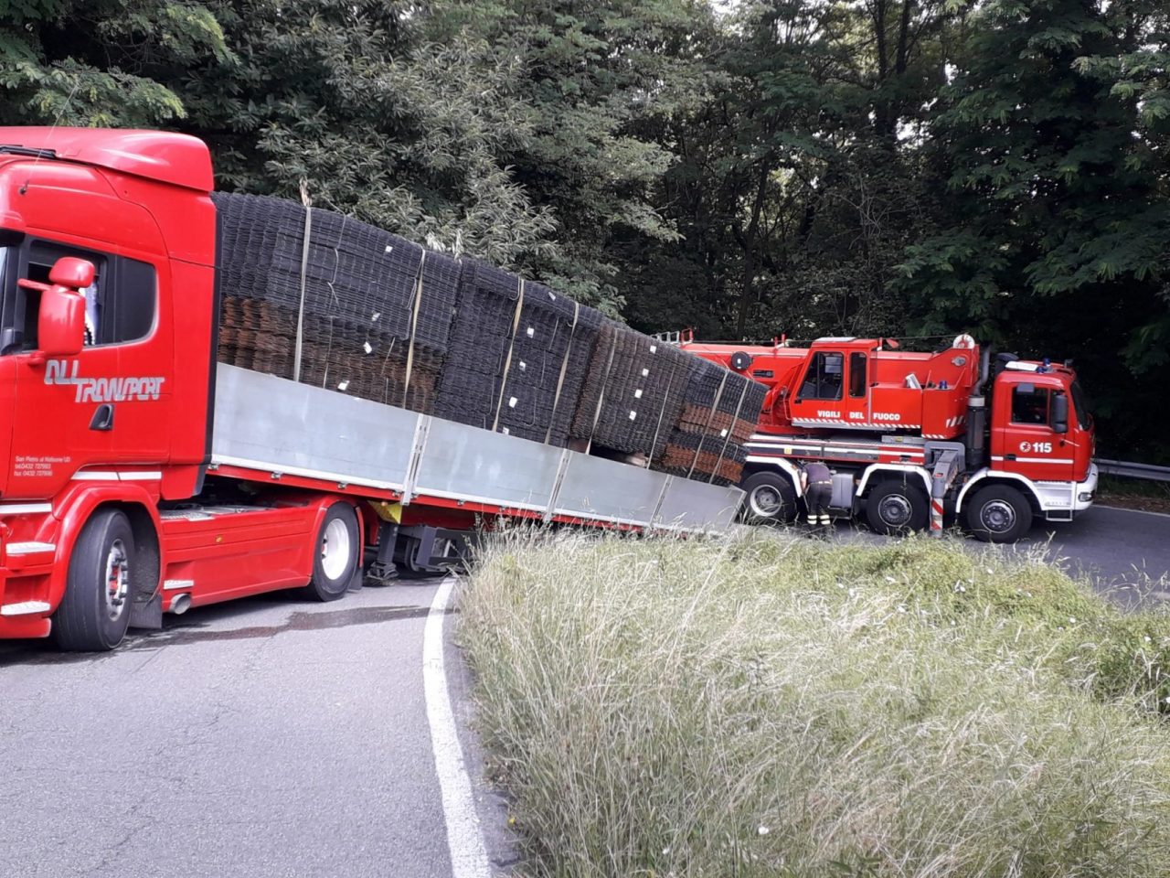 Camion sbaglia manovra e si incastra: intervento dei Vigili del Fuoco
