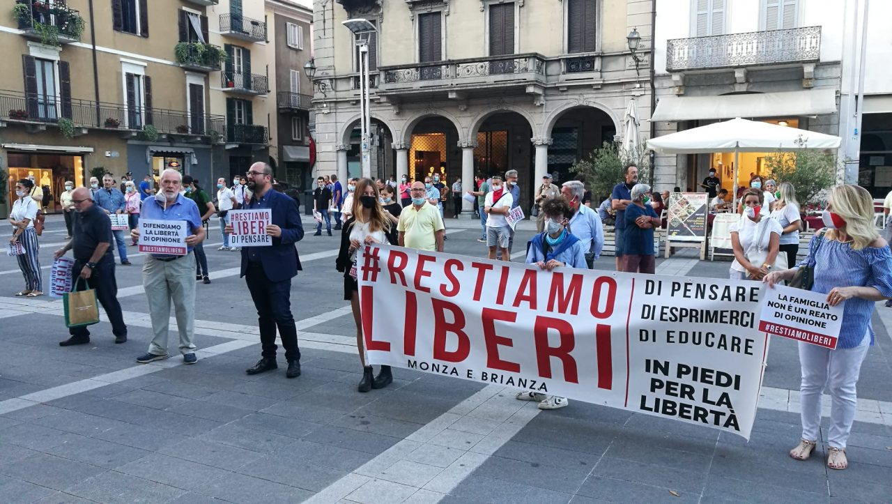 #resistiamoliberi di pensare: veglia in piazza per dire no alla legge contro la omotransfobia FOTO E VIDEO