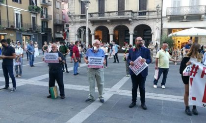 Lecco Pride e Agedo lanciano un flash mob a sostegno della legge contro l'omotransfobia in risposta alla manifestazione in piazza