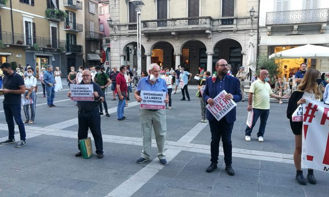 Lecco Pride e Agedo lanciano un flash mob a sostegno della legge contro l’omotransfobia in risposta alla manifestazione in piazza