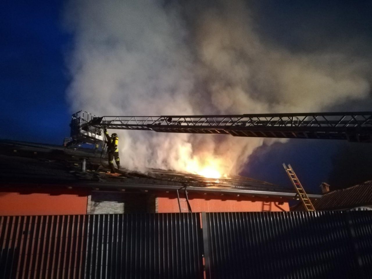 Incendio a Merate: le fiamme divorano il tetto di una villa FOTO E VIDEO