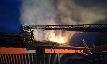 Incendio a Merate: le fiamme divorano il tetto di una villa FOTO E VIDEO