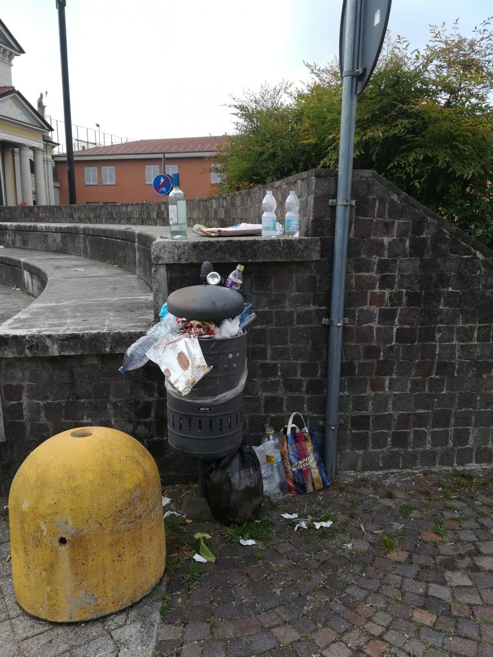 Rifiuti abbandonati a pochi passi dalla chiesa