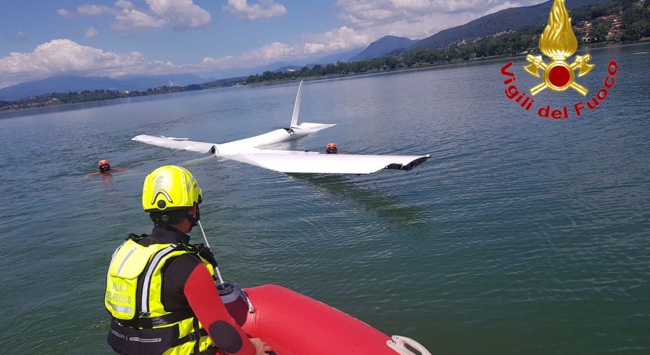 Aliante precipita nel lago, i bagnanti salvano i passeggeri FOTO
