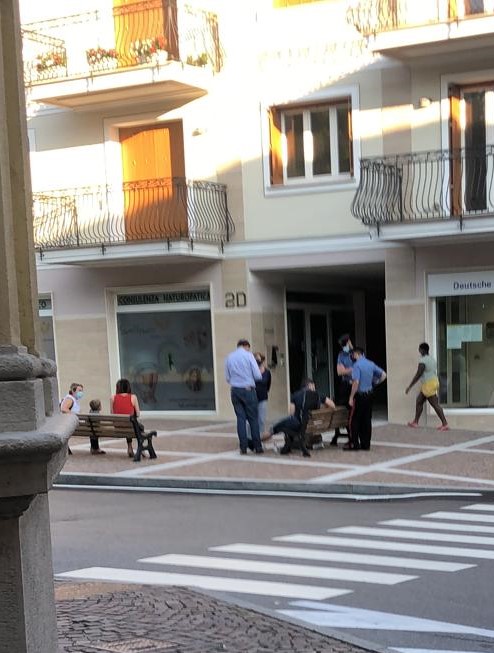 Scontro auto-moto in centro paese