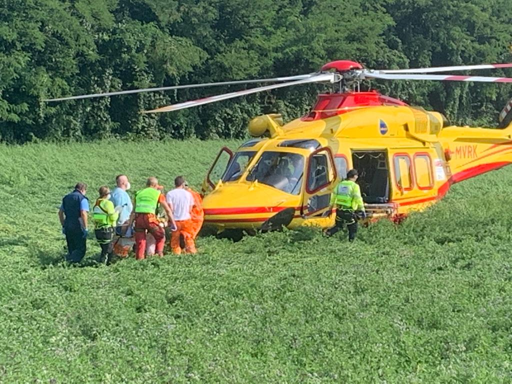 Paura per un ciclista travolto da un furgone sulla Provinciale: è in gravi condizioni FOTO  E VIDEO