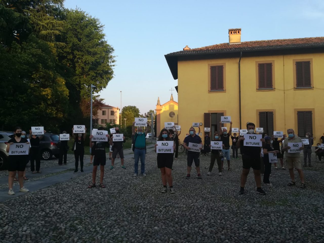Flash mob “No bitumi” fuori dal Comune FOTO