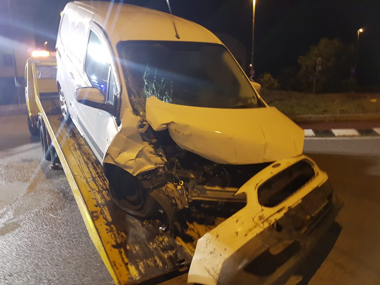 Furgoncino esce di strada e si schianta FOTO