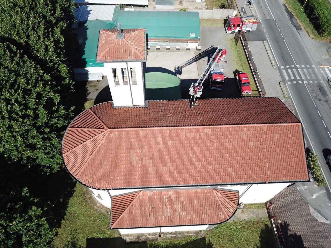 Tegole pericolanti dal tetto della chiesa di Brugarolo FOTO E VIDEO