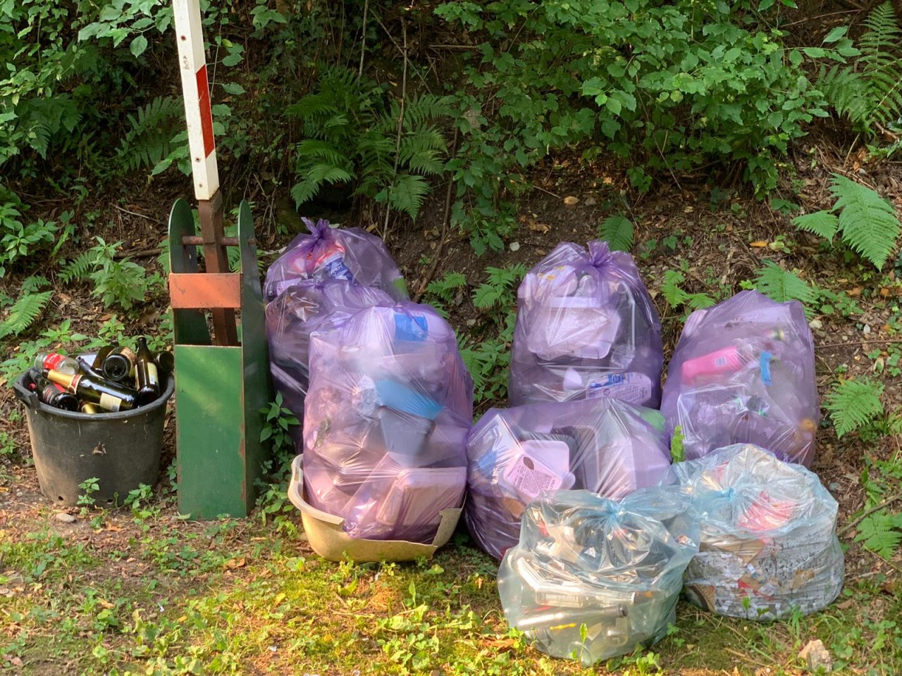 Discarica a cielo aperto al Respiro, abbandonati nel bosco rifiuti di ogni genere FOTO