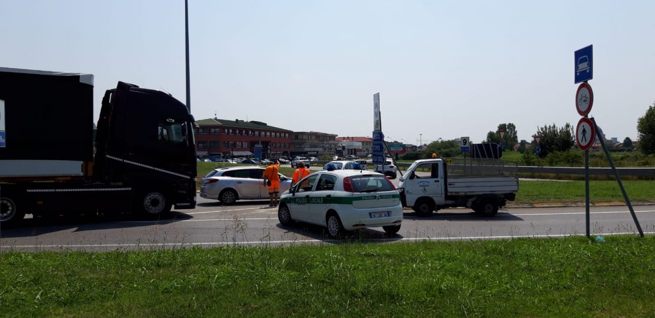 Incidente, centauro 22enne si schianta contro un tir FOTO