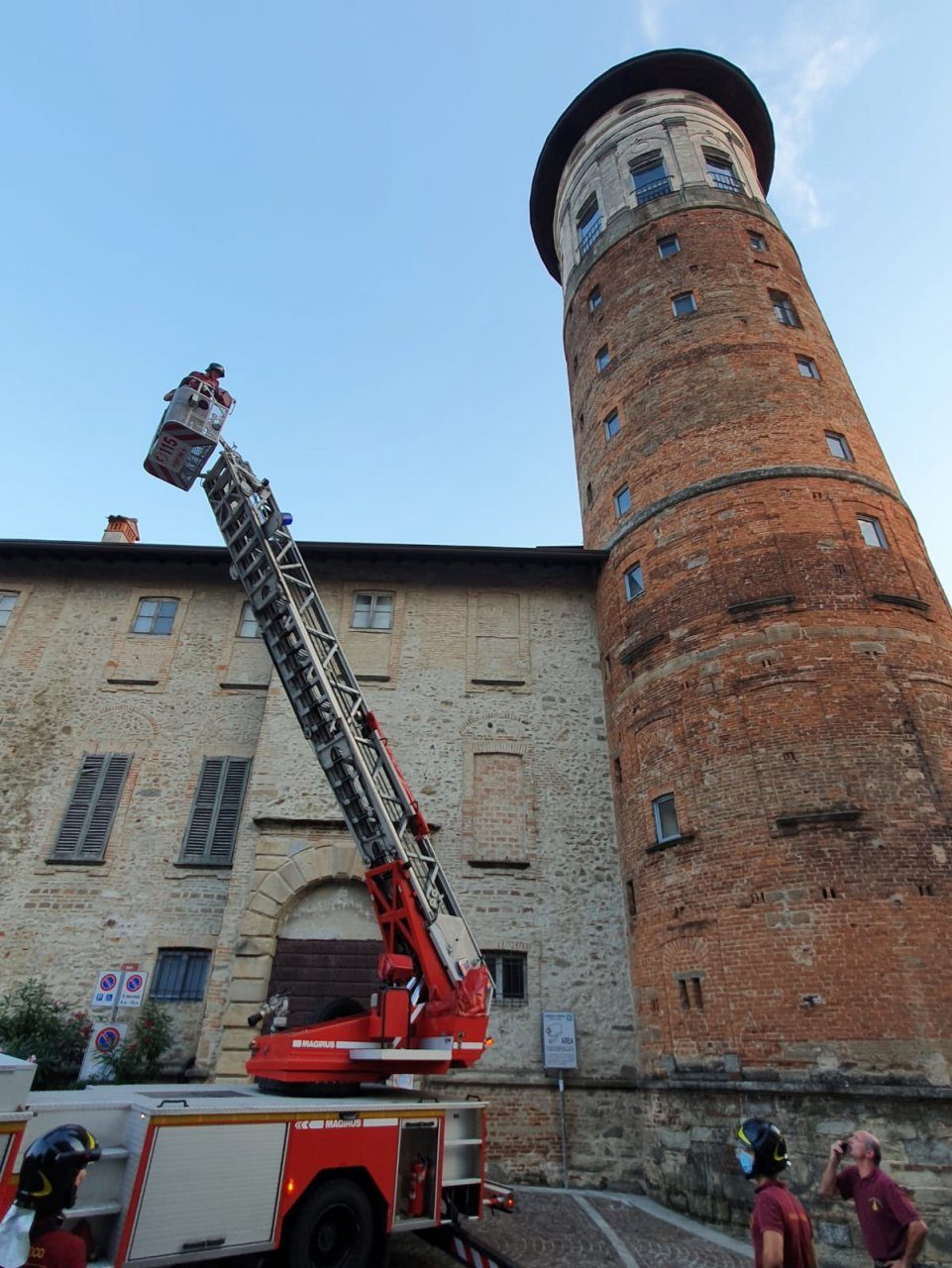 Calcinacci dalla torre di Merate: LE FOTO dell’intervento spettacolare
