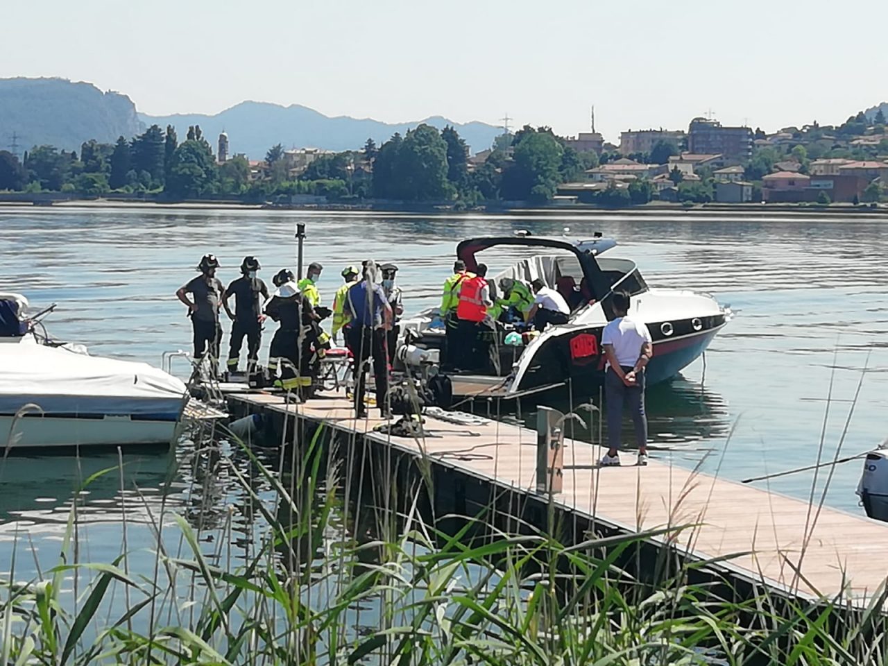 Motoscafo in fiamme: gravissimo 35enne FOTO