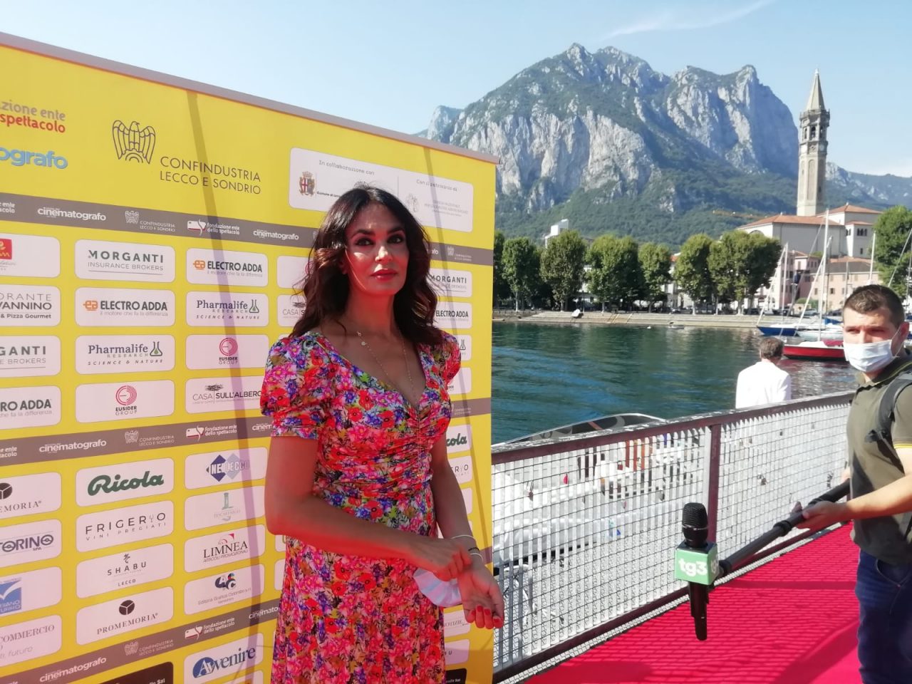 Maria Grazia Cucinotta incanta Lecco: “Essere qui è meraviglioso e non scontato” FOTO