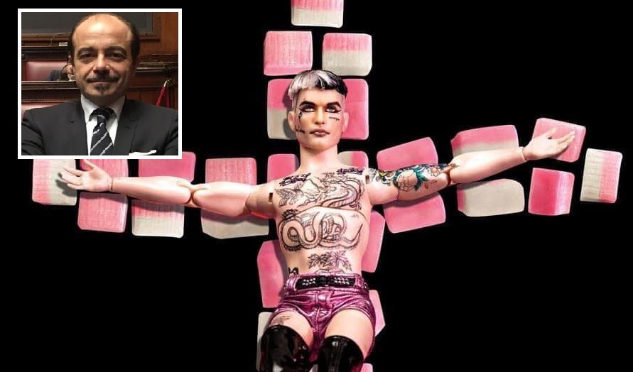 L’onorevole Butti furente contro il cantante Achille Lauro: “E’ da cura psichiatrica”