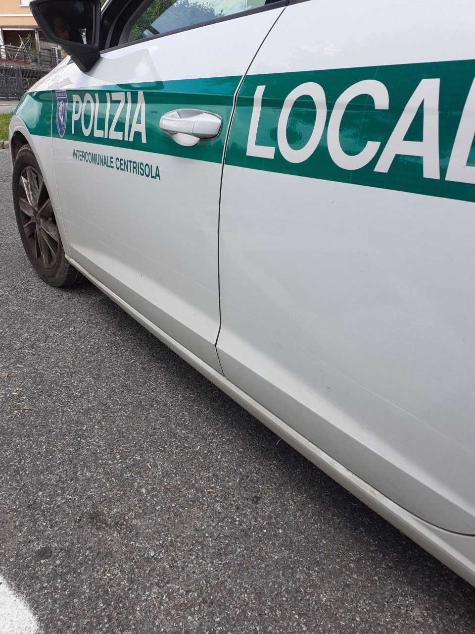 Si scontra con una moto e si dà alla fuga, ferito un 70enne