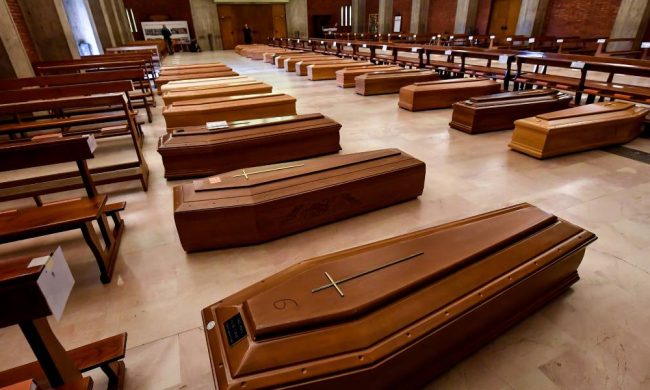 Coronavirus, soccorritori contro i negazionisti: “Lo dicano ai morti che non esiste più…”