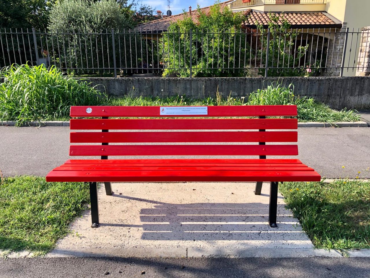 Una panchina rossa in ricordo delle vittime di femminicidio durante il lockdown