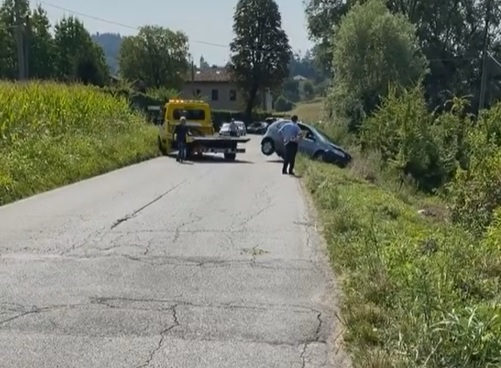 Incidente lungo la Provinciale, auto finisce fuori strada
