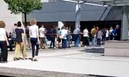 La denuncia: “Tutti in coda sotto il sole per entrare all’ospedale” VIDEO