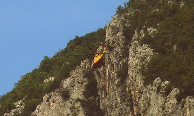 Cade e batte la testa sul San Martino: grave pensionato