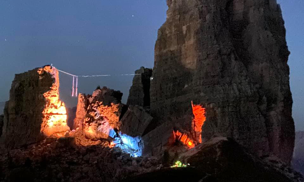 Lo spettacolare video del circoalpinismo sulle 5 torri delle Dolomiti