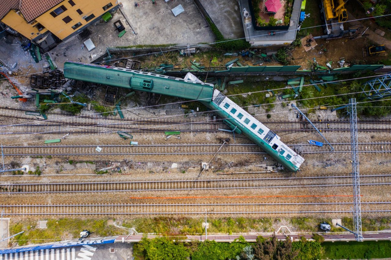 Incidente ferroviario, le impressionanti FOTO e il VIDEO dall’alto della scena del disastro