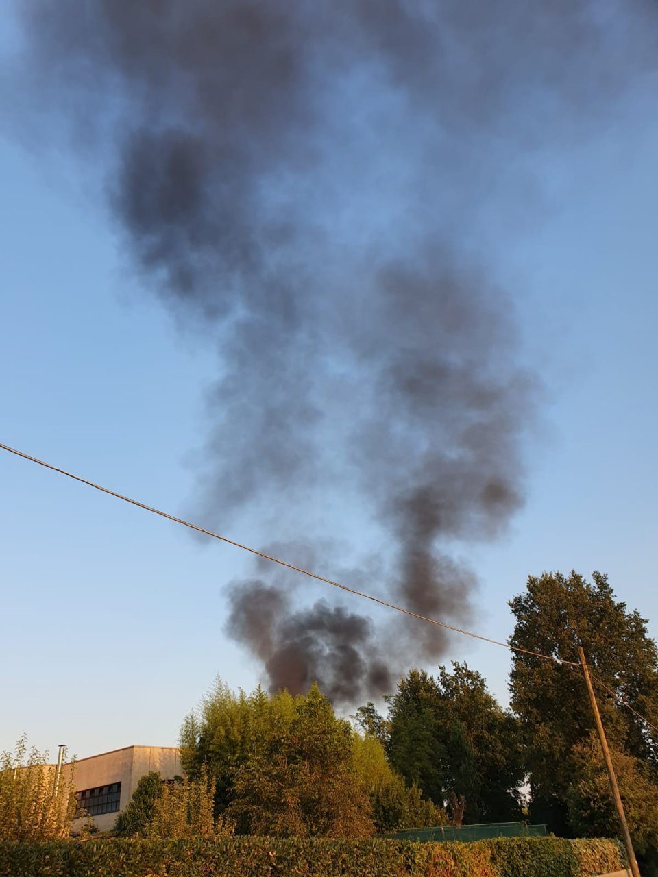 Incendio in azienda, fiamme e fumo denso LE FOTO