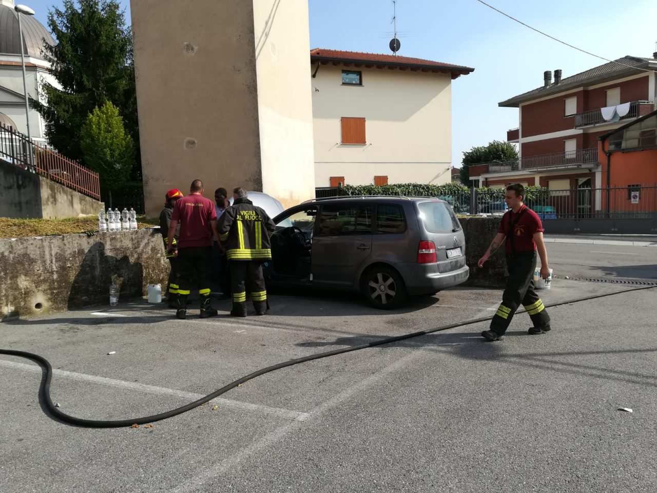 Incendio, accende l’auto e prende fuoco il motore FOTO