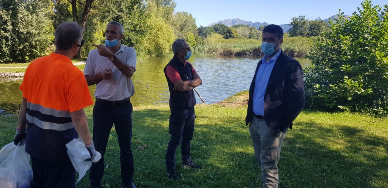 Moria di pesci nel lago di Sartirana, sopralluogo del Comune e Vigili del Fuoco al lavoro FOTO E VIDEO