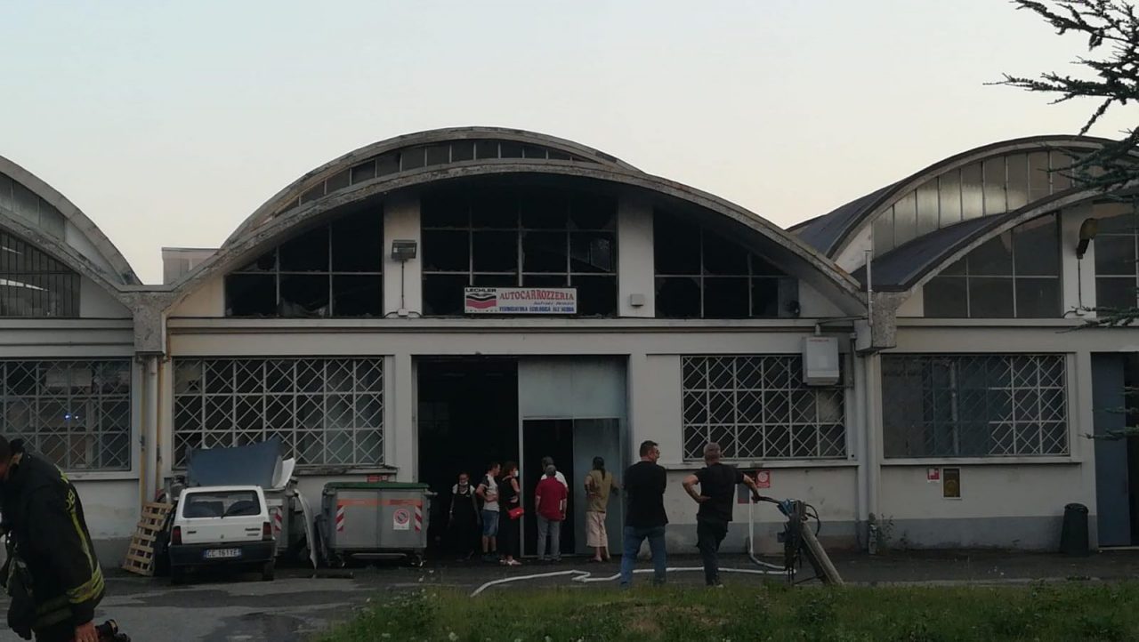 Incendio in un’autocarrozzeria: scoppiano tutti i vetri FOTO E VIDEO