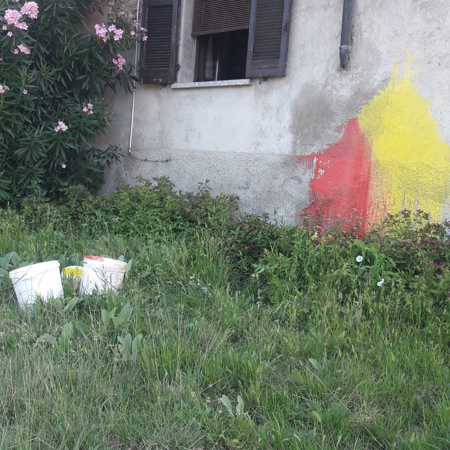 Vandali imbrattano delle pareti con la vernice: l’ira del sindaco