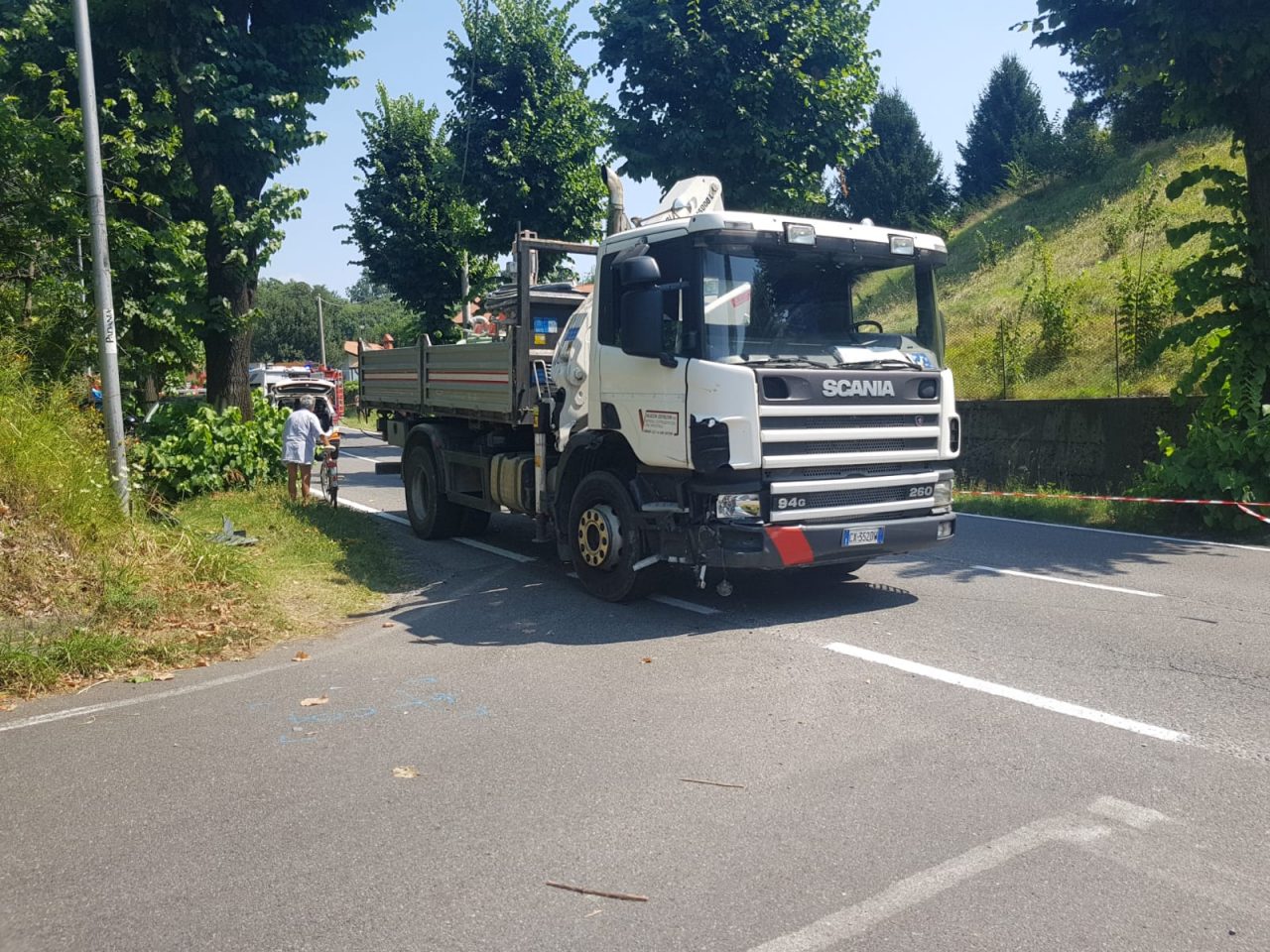 Scontro tra camion e moto, giovane centauro trasportato in ospedale FOTO