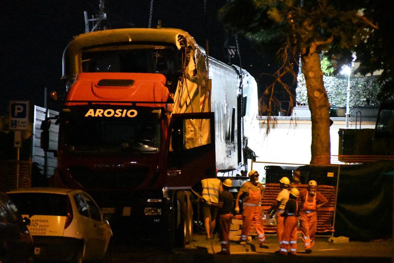 Notte di lavori alla stazione per recuperare le carrozze del treno deragliato FOTO E VIDEO