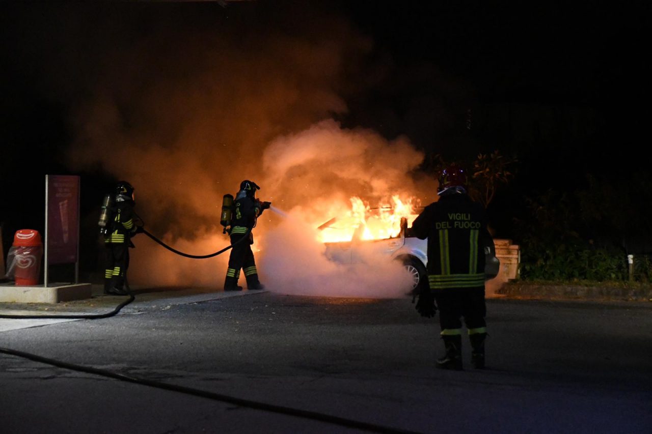 L’auto va a fuoco all’improvviso, l’automobilista di Missaglia parcheggia al distributore di benzina FOTO