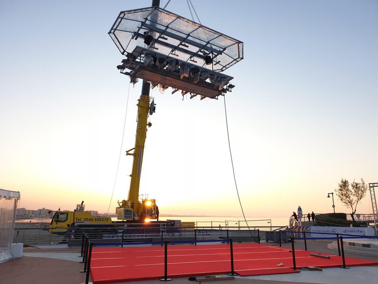 Sul nostro lago “sbarca” Dinner in the sky, una cena sospesi nel vuoto con un panorama  mozzafiato
