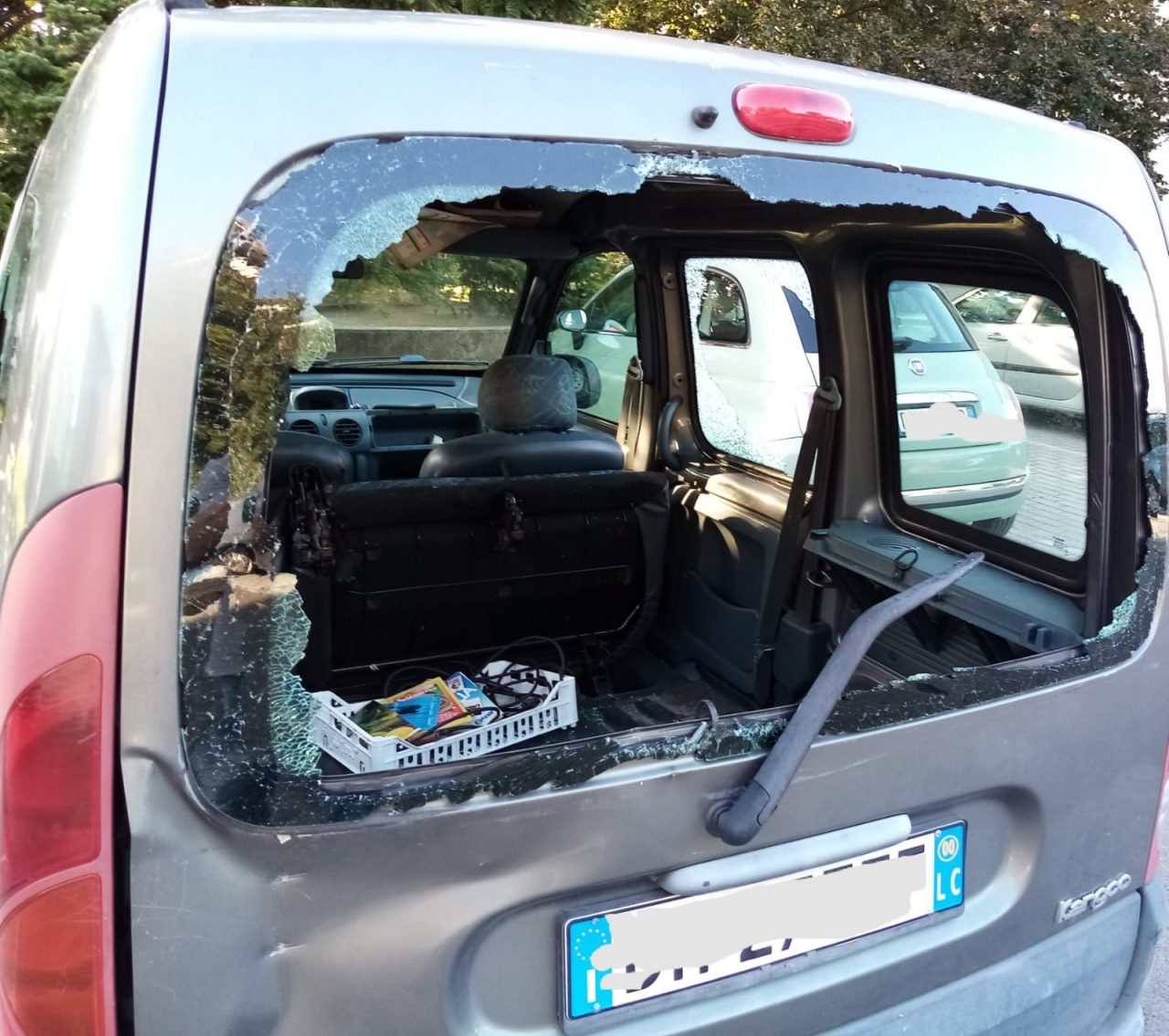 Rubano un’auto sfondando il cancello. La Polizia Locale ritrova il veicolo danneggiato FOTO