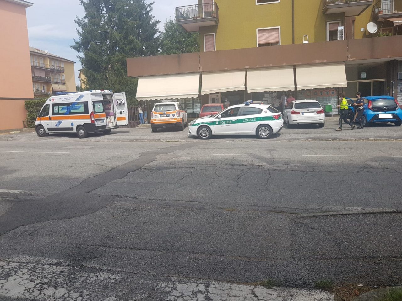 Giovane ciclista travolta da un’auto in uscita da un parcheggio FOTO