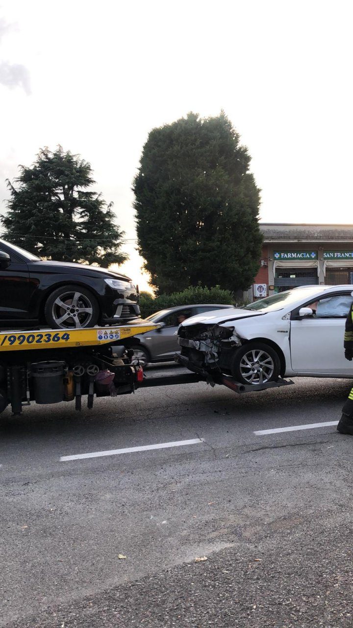 Scontro frontale tra due auto, traffico in tilt